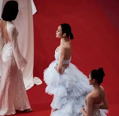 明星戛纳电影节出发照曝光,汤唯穿国产鞋,关晓彤一身大牌10万