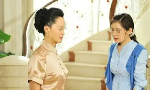 小姑衣服没洗好,婆婆就让她去拖地,她脱下钻戒放桌上
