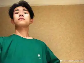 易烊千玺的新剧剧照曝光,这下巴自带的两小坨肉吸人眼球
