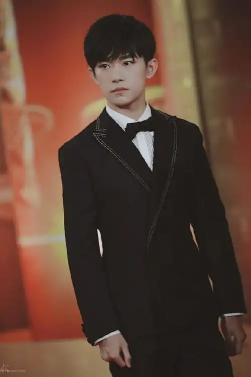 易烊千玺华表红毯现场照,孩子头发长这么快吗