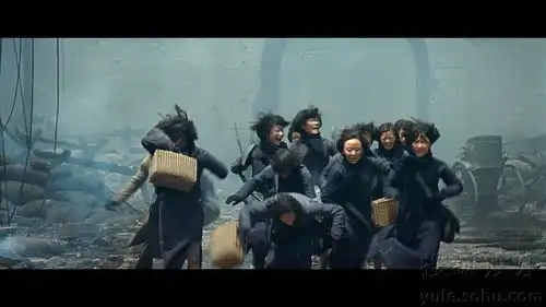 金陵十三钗首曝预告片女主角与贝尔激吻
