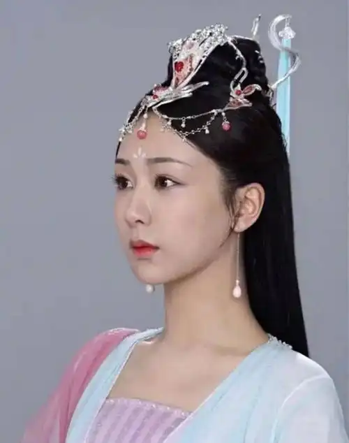 被资本威胁出演,杨紫摆烂被孟子义碾压肖战空降拉杨紫出热搜