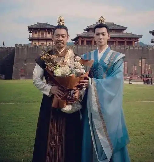 55岁李若彤与65岁张丰毅健身,穿露脐背心秀身材,张丰毅赤裸上身太壮了

