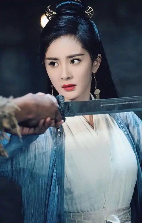 斛珠夫人开机照杨幂发际线堪忧,陈伟霆穿白衣颜值暴击
