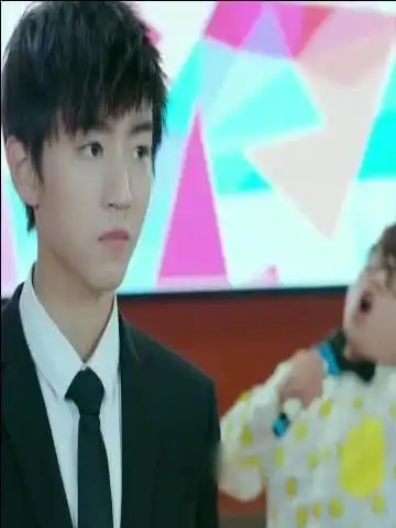 我们的少年时代王俊凯获得选秀冠军,本来应该接受彩蛋,却被鸡蛋砸了头
