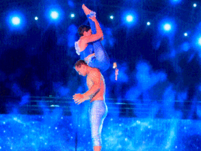 高难度情侣亲密动作,模仿需谨慎
