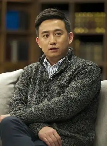 有次在香港拍戏,黄磊对陈数说咱俩一会牵手出门吧,制造点绯闻
