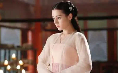 女明星怕过气也太拼了杨幂一年拍11部戏,热巴赵丽颖全年无休
