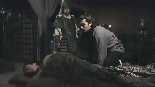 新三国听到是军报,周瑜赶紧看看蒋干醒没,以防万一