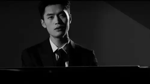 宁桓宇无名之辈推广曲mv发布钢琴王子黑白演绎声画具象
