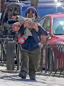 身高只有1.35米,却活出珠峰的高度他是权力的游戏中的小恶魔,开挂人生堪称励志传奇...