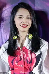 组图姚晨笑容满面现身电影发布会穿玫瑰裙配红唇女人味十足
