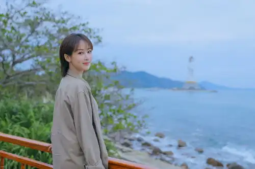 杨紫在女心理师剧照真时尚,清爽短发,一件衬衫穿出知性美