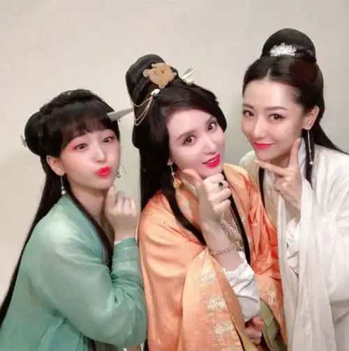 金莎白冰张萌再齐聚,还原神话造型引回忆杀,颜值多年未改
