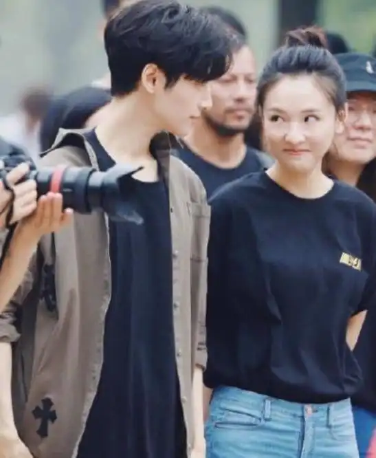 杨幂戴金发细节显粗糙,生完孩子没妊娠纹,对比吴倩刘亦菲现差距
