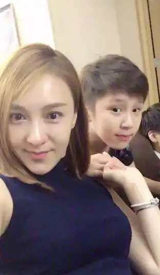 43岁梦萍近照曝光,老公多金儿子帅气,嫁入豪门成人生赢家