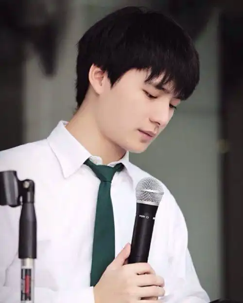 他泰小可爱校服照穿上校服也是最靓的崽