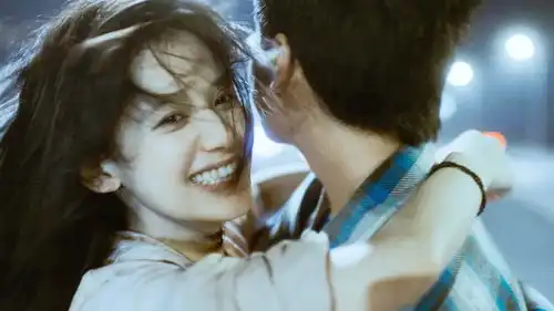 她曾出道即巅峰,还未毕业就参演多部电影,竟与周迅关系不一般