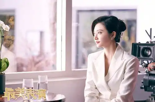 景甜参加最美表演,刘海配西装,温婉可人
