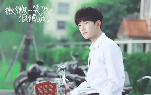 同样演校草,微微一笑很倾城杨洋跟别对我动心林一对比,差距出来了
