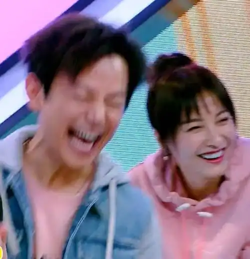 关晓彤当众表白黄景瑜,谁留意他的下意识反应何炅反应太真实
