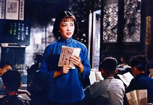 85岁老艺术家谢芳近照曝光,搭档刘晓庆,为百花影帝黄晓明颁奖