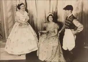 英国女王少女时代出演舞台剧罕见照片曝光
