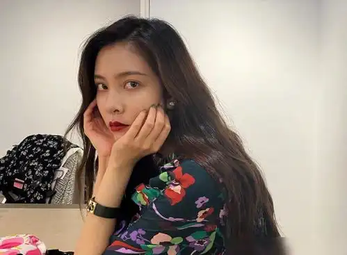 剧中扮演情侣,前一天关晓彤探班鹿晗,后一天宋妍霏就分手
