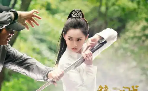 如今古装千篇一律,赵丽颖杨幂造型雷同,20年前的古装让人回味