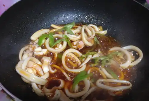 蜜汁炖鱿鱼,在嘴里瞬间爆汁转圈圈,q弹的舍不得放手,太甜蜜
