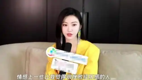 景甜黑色吊带裙惹人注目,开心跟粉丝打招呼,身边还跟着四个保镖
