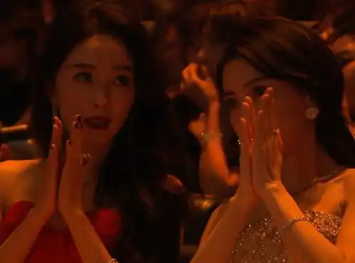 微博之夜台下看点黄晓明表演baby鼓掌,杨幂全程偷偷讲小话
