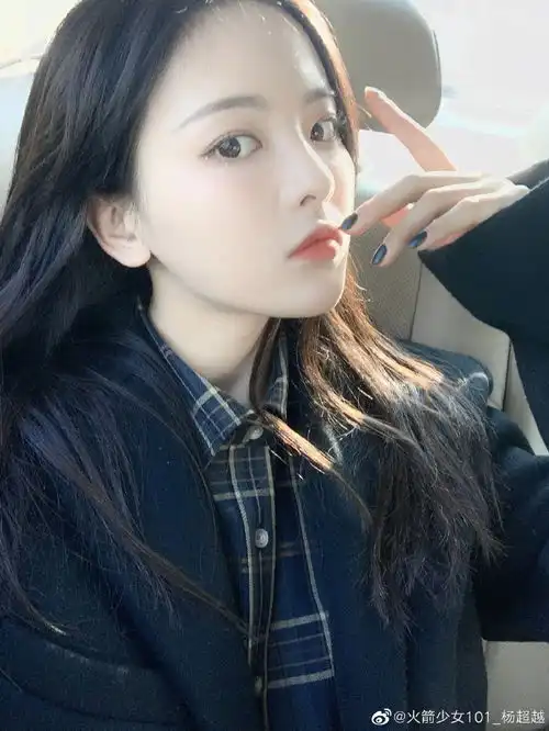 抽烟杨超越晒自拍露出烟盒后秒删,本尊大方回应不是我的
