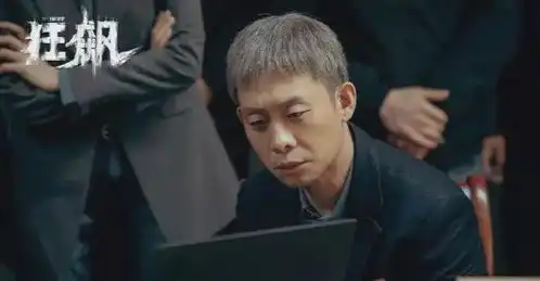 张译低调参加饭局,身上穿的普通短袖价值千元,被敬酒非常谦逊