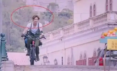 甜蜜暴击穿帮镜头太明显,关晓彤长腿随意切换,当观众傻