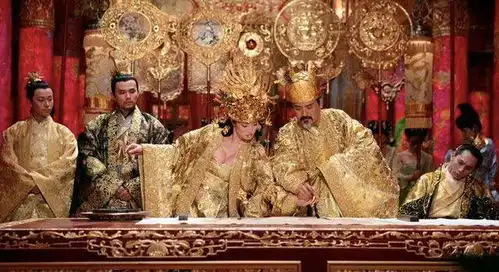 被称作烂片的满城尽带黄金甲,背后是张艺谋对巩俐满满的诚心
