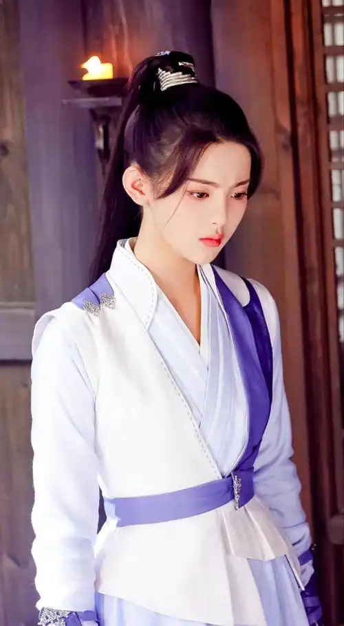 徐正溪眼中的杨超越剧组的欢乐果,甜妹的时候比拽姐多
