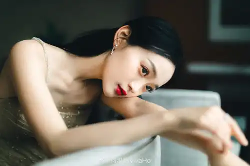 明星也爱摄影,镜头前后都是一把好手,第一位作品拍出过318万

