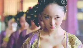 凭黄金甲成功上位18岁李曼开上新款宝马