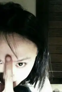 有颜任性郑爽深夜素颜直播挤痘,素颜的姐姐好好看