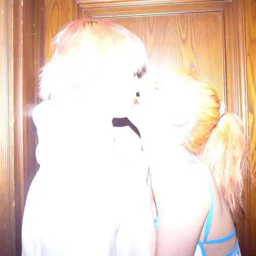 组图泫雅晒与男友金晓钟合照拥抱亲吻大秀恩爱甜蜜十足