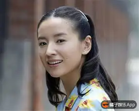 陈都灵素颜逛个街都这么美,满脸的胶原蛋白感觉能掐出水儿来