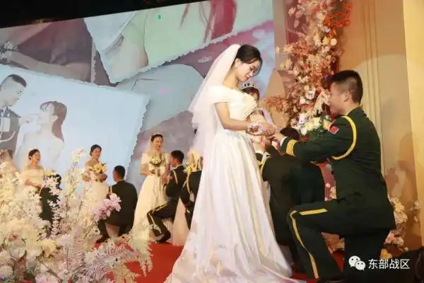 浪漫满屋武警兵哥集体婚礼甜蜜来袭
