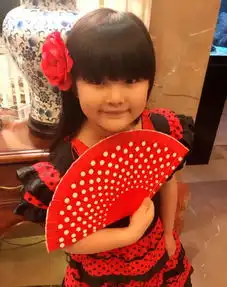 李湘爱女王诗龄穿红色美裙起舞扇子遮面显娇羞图