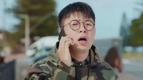 极速青春洋洋三人看到杰森立马打电话,杰森买酒回来,路杰跑了