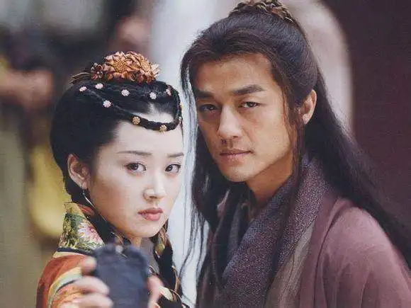 李亚鹏许晴深夜约饭,49岁许晴温婉似少女,窦靖童一旁开心大笑