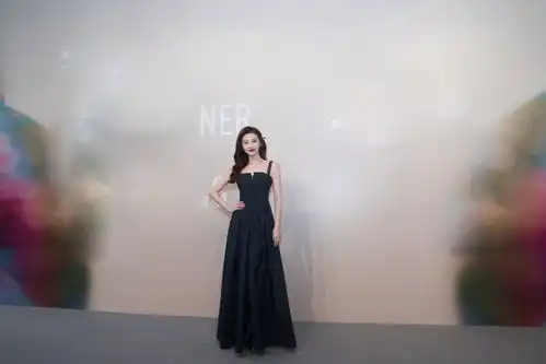 景甜出席活动造型真耀眼,吊带裙穿成了抹胸长裙,颜值身材都在线