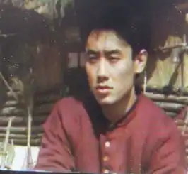 吴秀波20岁处女作剧照曝光,那时的他脸庞白净英俊帅气中带着青涩
