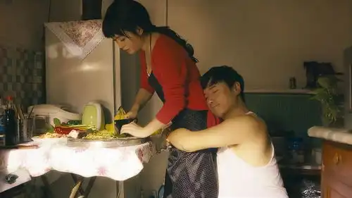 热血憨憨小伙悔不当初,竟开始缠着媳妇,真是太甜蜜了
