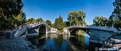 北京颐和园昆明湖畔石桥与半壁桥